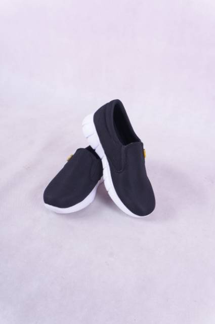 sepatu olahraga wanita type slip on warna hitam by sportex