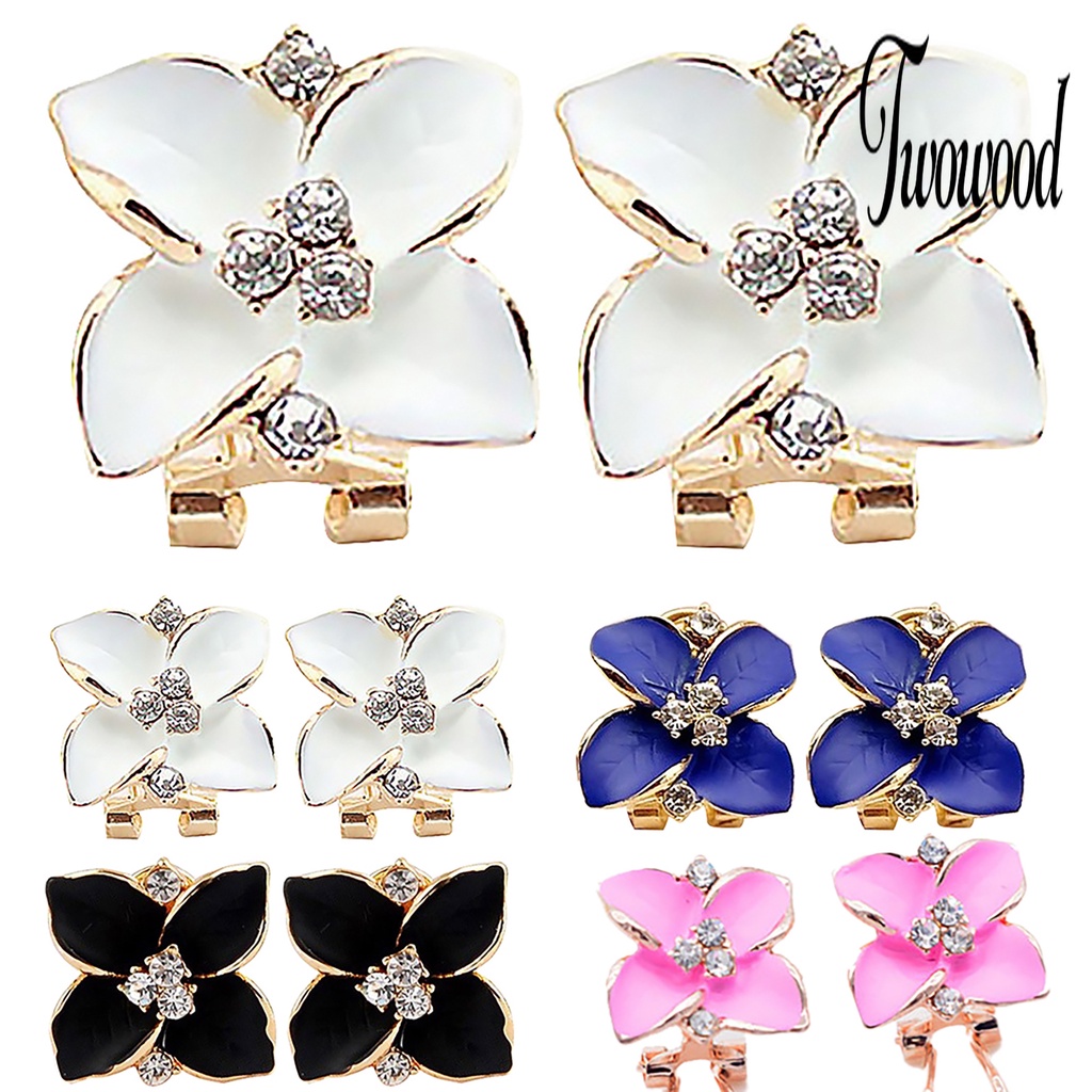 Anting Stud Enamel Bentuk Clover Aksen Berlian Imitasi Untuk Wanita