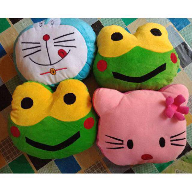 Bantal velboa kepala boneka karakter.