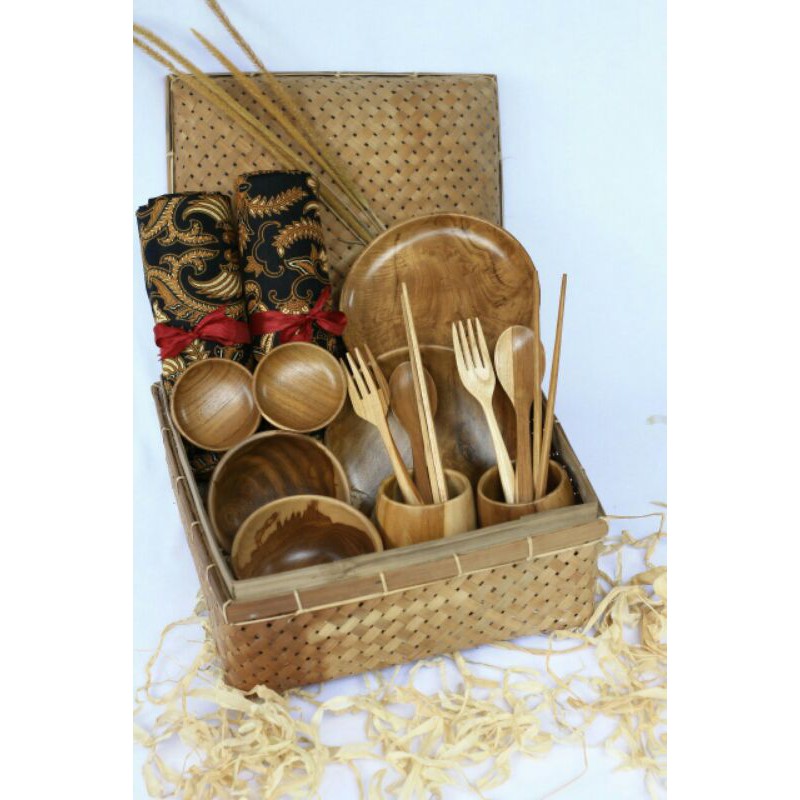 Hampers Wedding Set Alat Makan Kayu Jati dan Kain Batik Sarimbit