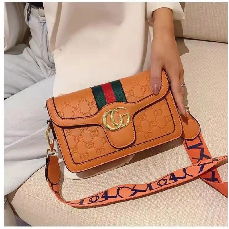 

Kode ELJ 5164IDR : 133 rbBahan : Kulit PUukuran: 15 x 23 x 8 cm