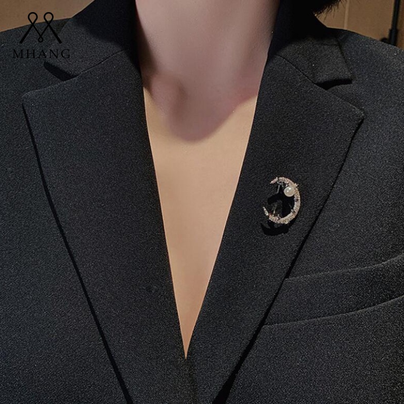 Bros Bentuk Bulan Warna Emas Aksen Mutiara Gaya Vintage Untuk Wanita