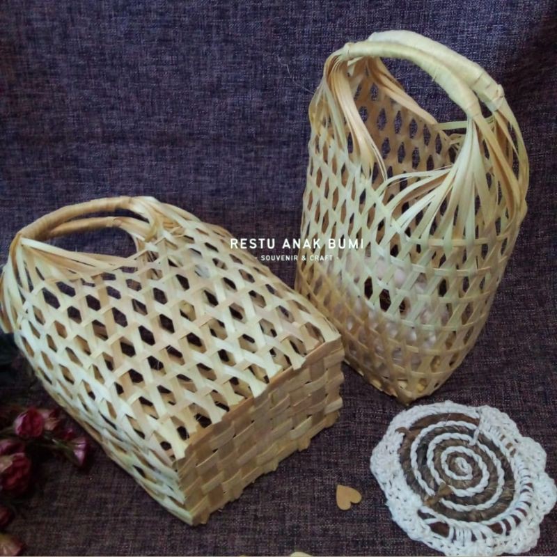 

(B214) Tas Snack Bambu Tinggi 14x10cm|Wadah Belanja|Tempat Make Up|Kosmetik|Hampers|Unik|Kue|Snack | Anyaman Bambu | Keranjang | Parcel | Wadah Kue Kering | Tempat Roti | Botol Jus | Kue Kering | Tas | Tas Bambu
