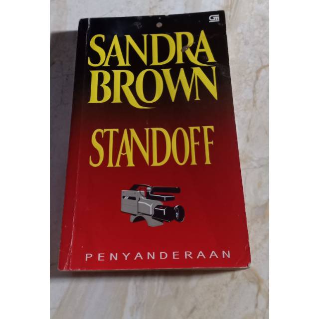 SANDRA BROWN-STANDOFF-PENYANDERAAN.