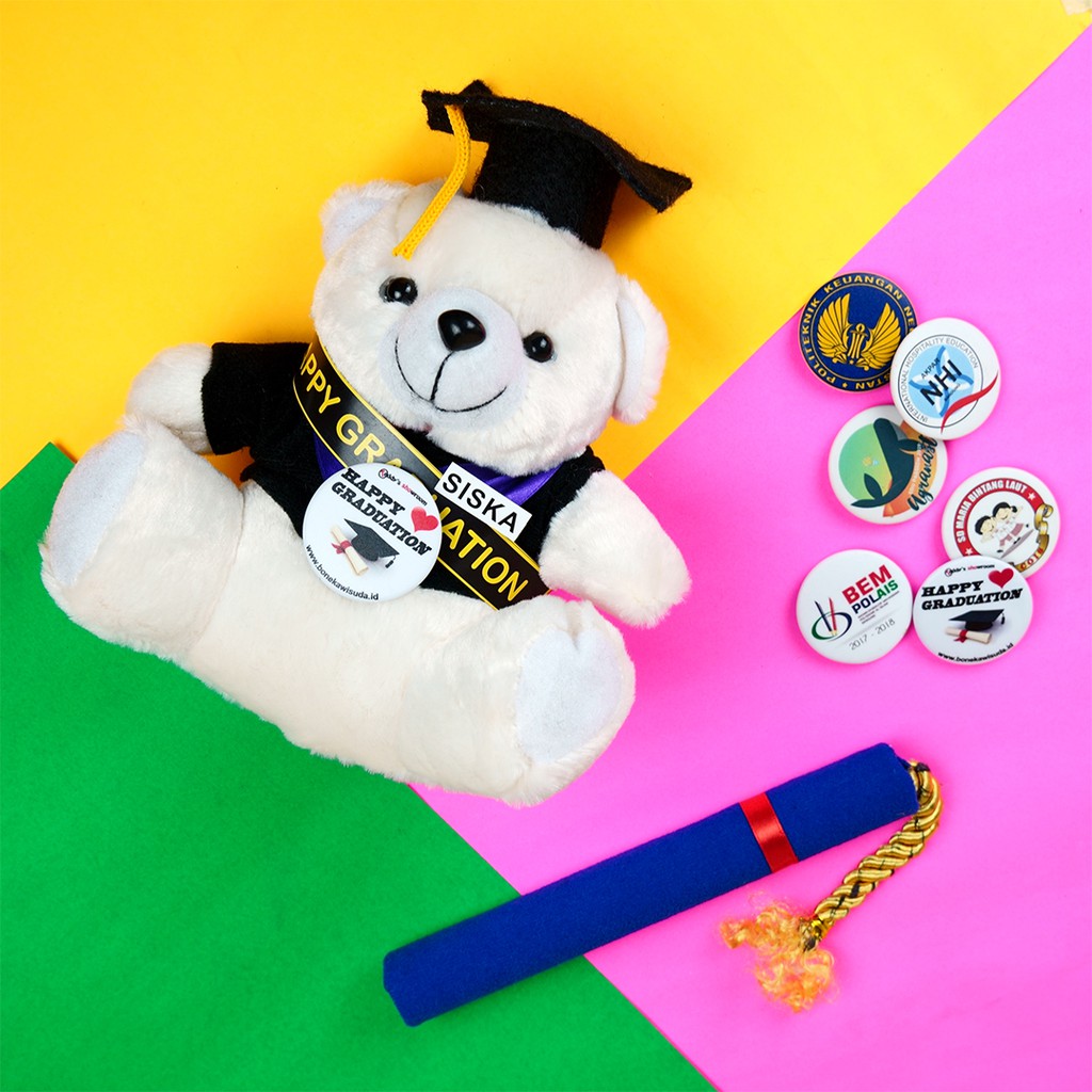 THE BEST !!GROSIR! Boneka Wisuda Sedang Gratis Selempang Nama, logo kampus dan bonus plastik  Parcel