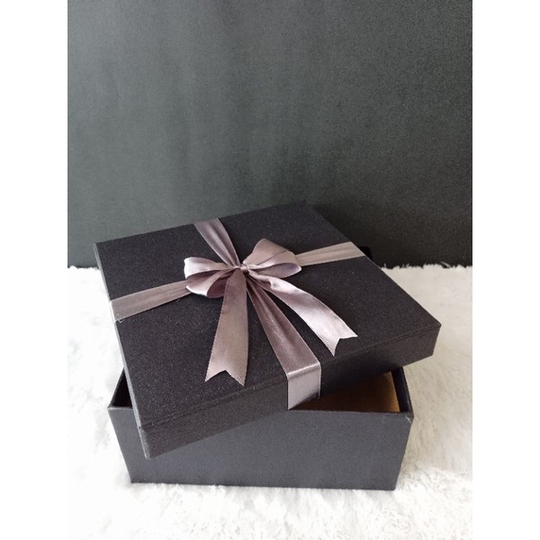 

RB kotak kado hardbox ukuran 20x20x9 cm berpita
