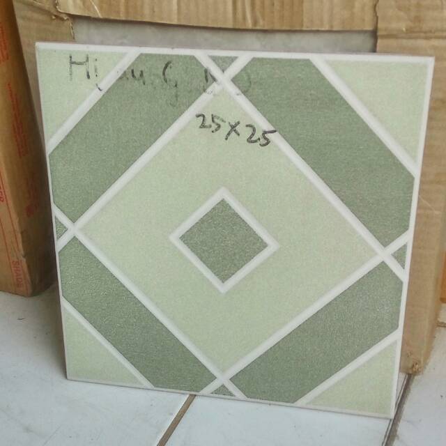  Keramik  lantai kamar  mandi  25x25 warna hijau kw 2 merk uno  