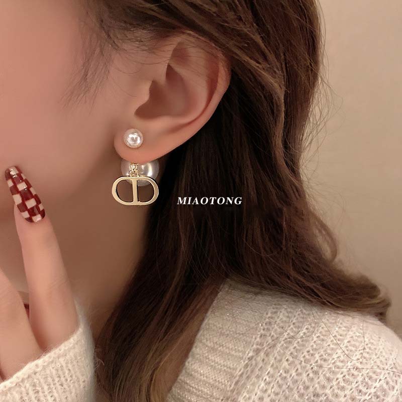 Anting Stud Desain Huruf CD Aksen Mutiara Warna Emas Untuk Wanita