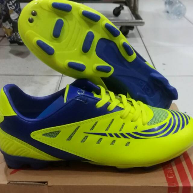 Sepatu bola calci
