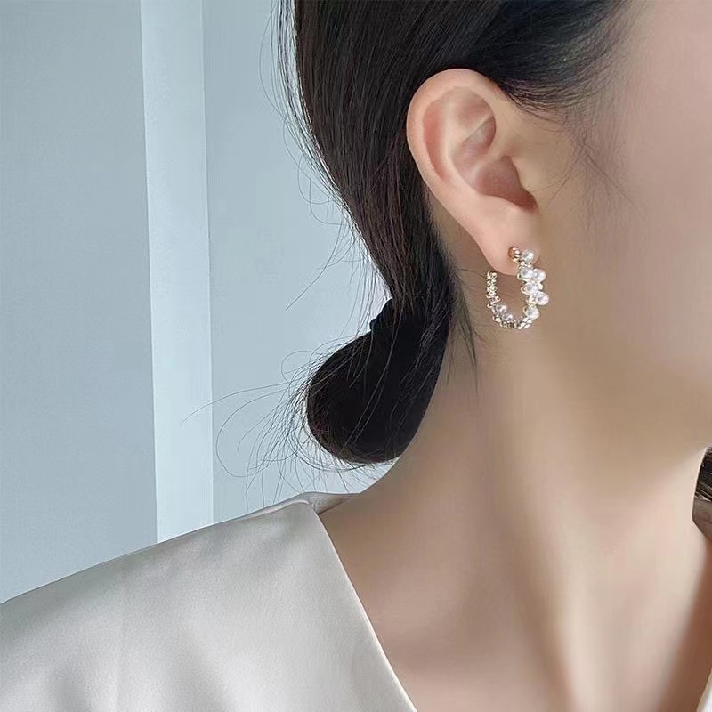 Anting Stud Enamel Bentuk C Aksen Mutiara Gaya Korea Untuk Wanita