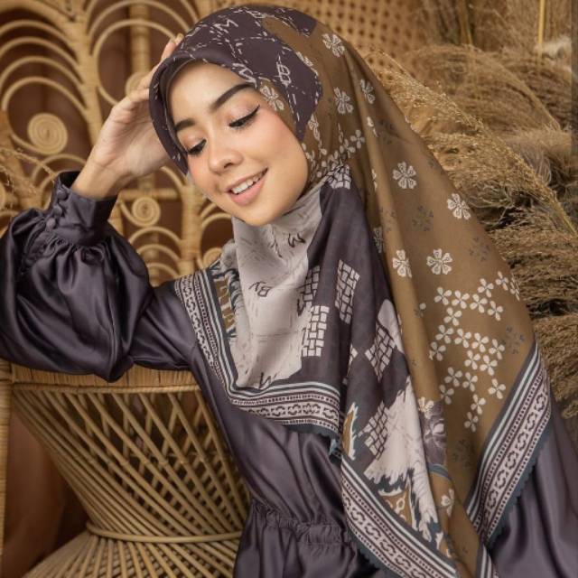 Iswara scarf andhira wearing klamby