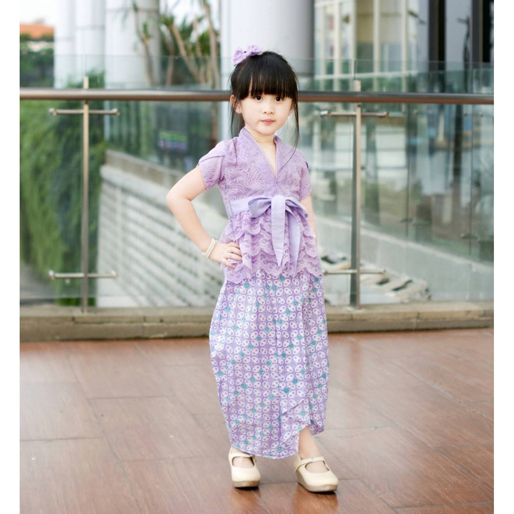 KEBAYA SARASWATI BROKAT WARNA UNGU MUDA