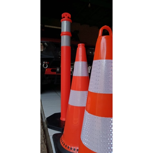 Traffic Cone 75cm Base Hitam Kerucut Lalu Lintas Karet Pvc