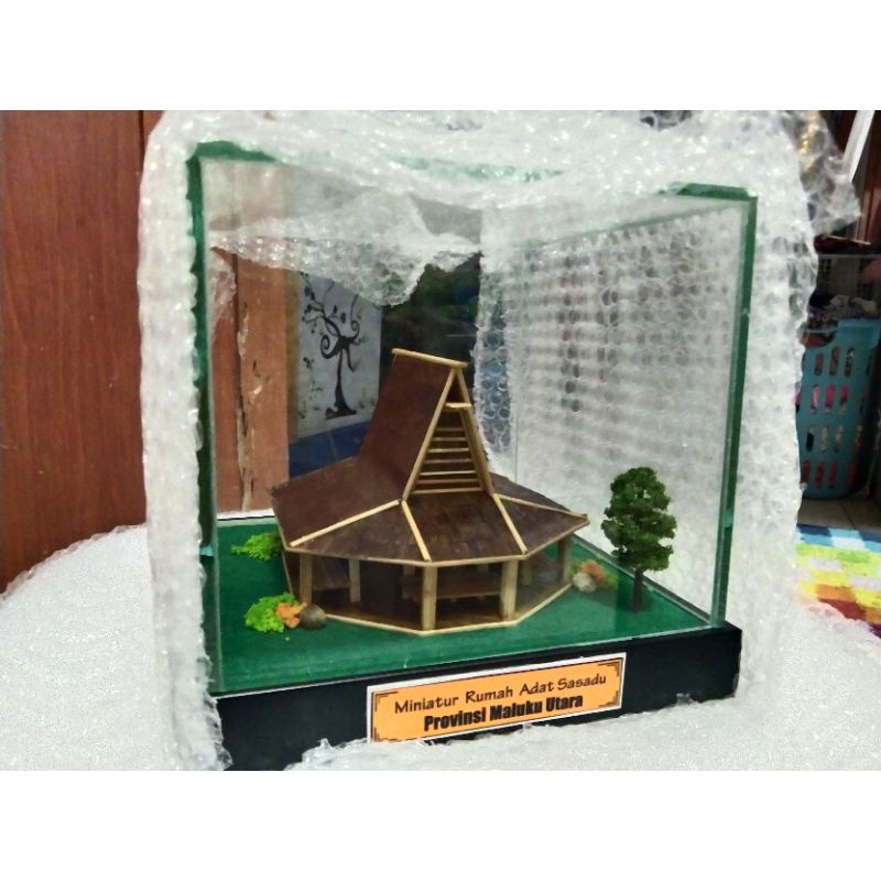 Miniatur Rumah Adat Sasadu,  Maluku Utara ( kotak akrilik )