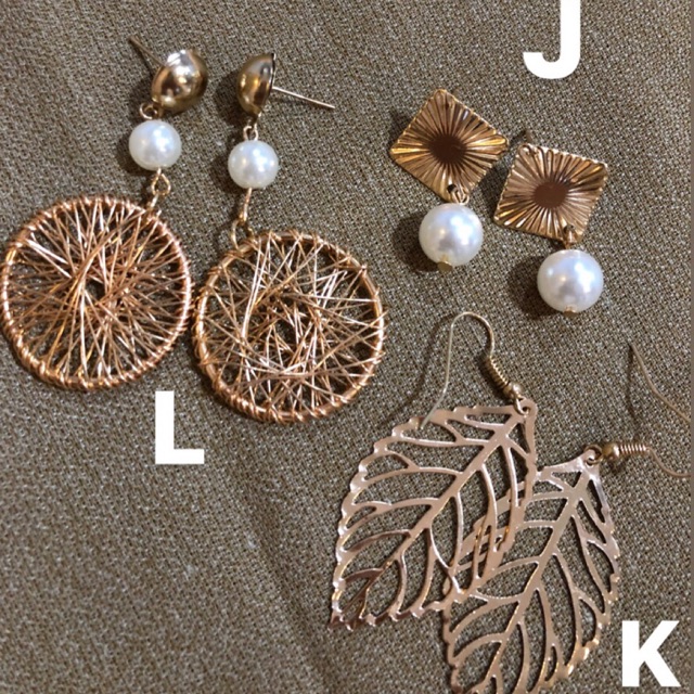 Anting daun panjang