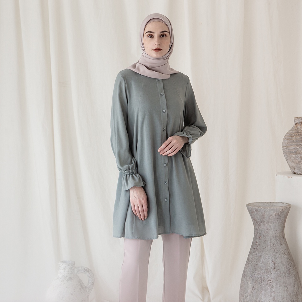 Maula by Aska Label - Tunik wanita full kancing atasan blouse Muslim lengan panjang dengan detail kerut pada lengan warna Dusty Blue, ungu Lilac, Plum, Dark Grey