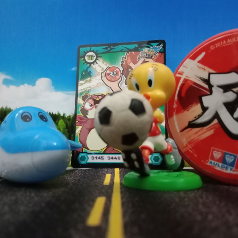 pajangan kamar, mainan yoyo, super wings, sepak bola