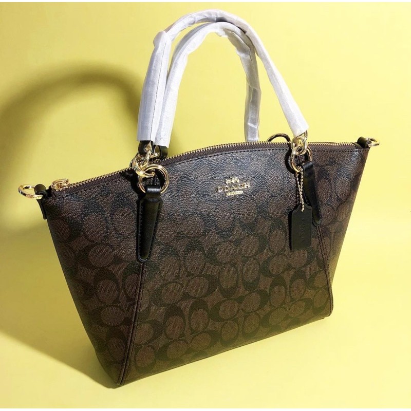 COACH KELSEY SMALL IN SIGNATURE (TALI HITAM)