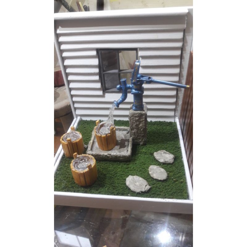 Diorama Miniatur Pompa Jadul dan ember