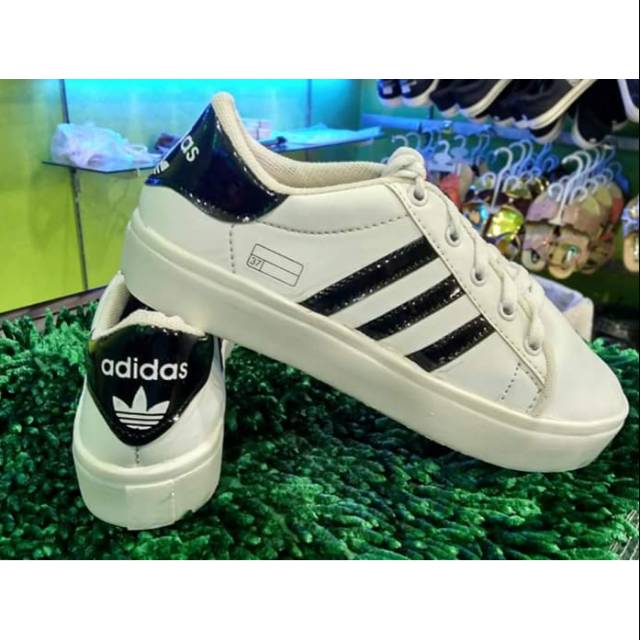 Sepatu kets adidas warna putih / sepatu wanita promo