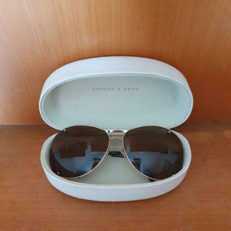 preloved kacamata hitam / sunglasses charles & keith