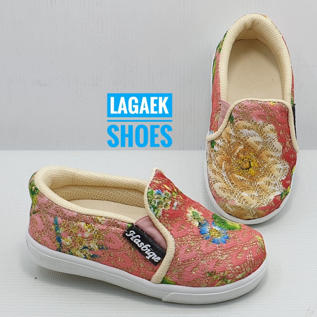 Sepatu Anak Perempuan Usia 3 4 Tahun Size 28 - 30  Slip On Bordir Bunga KREM - Sepatu Anak SALE