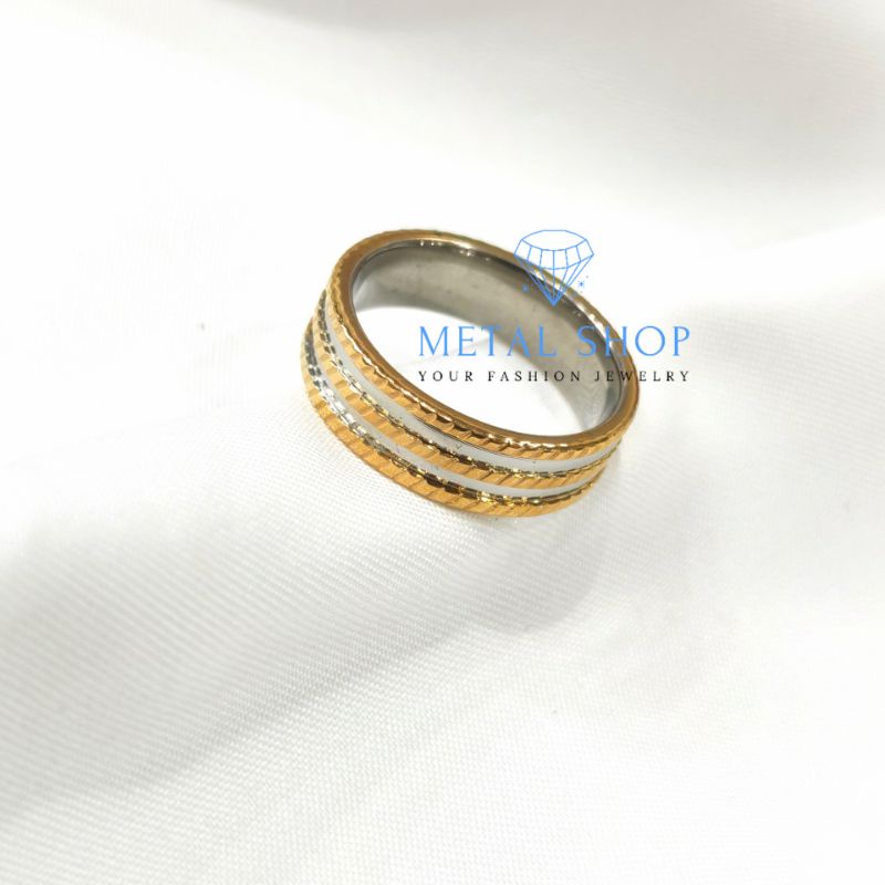 Cincin Titanium Pria Wanita Anti Karat motif garis garis tiga warna emas