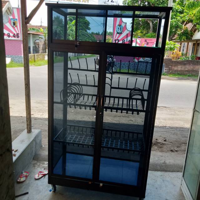 Rak piring dalam almari kaca