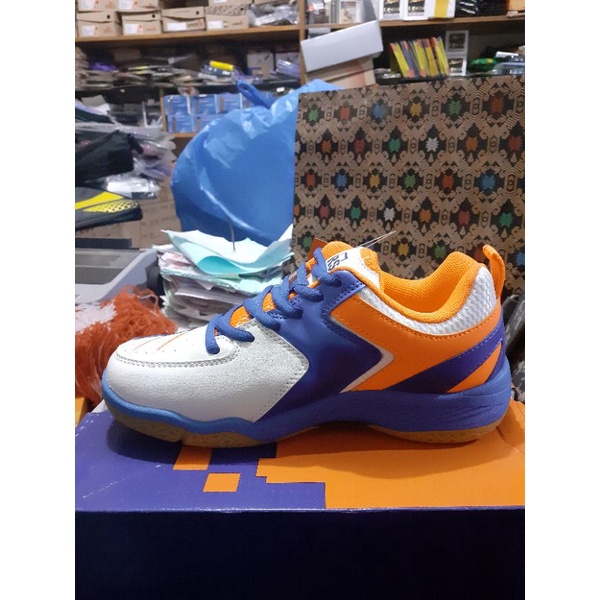sepatu badminton RS Sirkuit 574