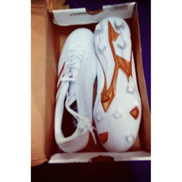 Sepatu bola adidas predator tango 18.4 white gold