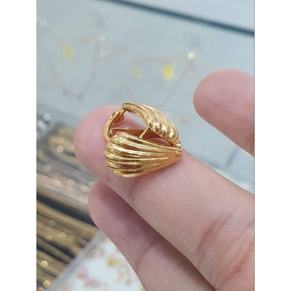 anting jepit kipas ukir  750 full emas polos