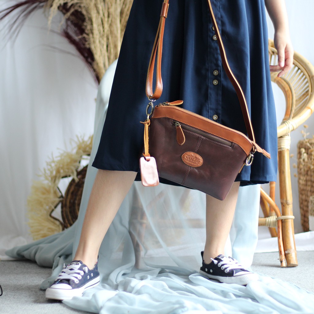NEW !! TAS SELEMPANG WANITA KULIT ASLI FERRO COK.TUA/ FREE GRAVIR NAMA KAMU DI GANTUNGAN TAS