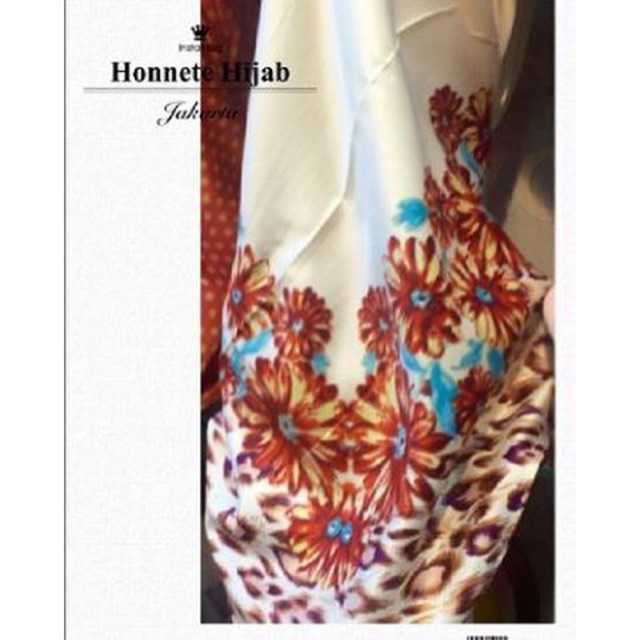 Hijab Satin Segi Empat Motif Bunga