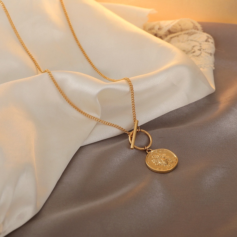 Kalung Dengan Liontin Potret Kepala Model Simple Untuk Wanita