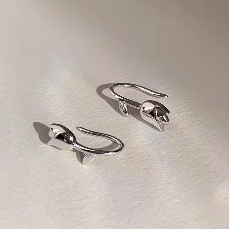 Anting Stud Bentuk Bunga Tulip Warna Silver Anti Alergi Untuk Wanita