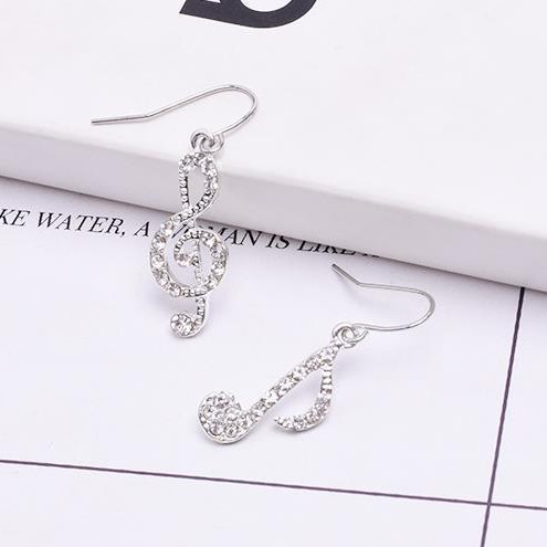 Anting pejantan berbentuk berlian temperamen perempuan earrings asimetris