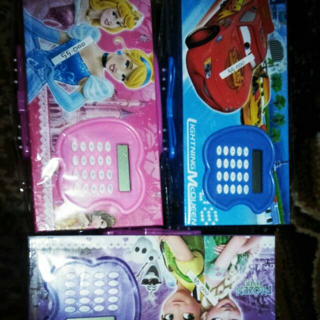 

Tempat pensil kode plus kalkulator