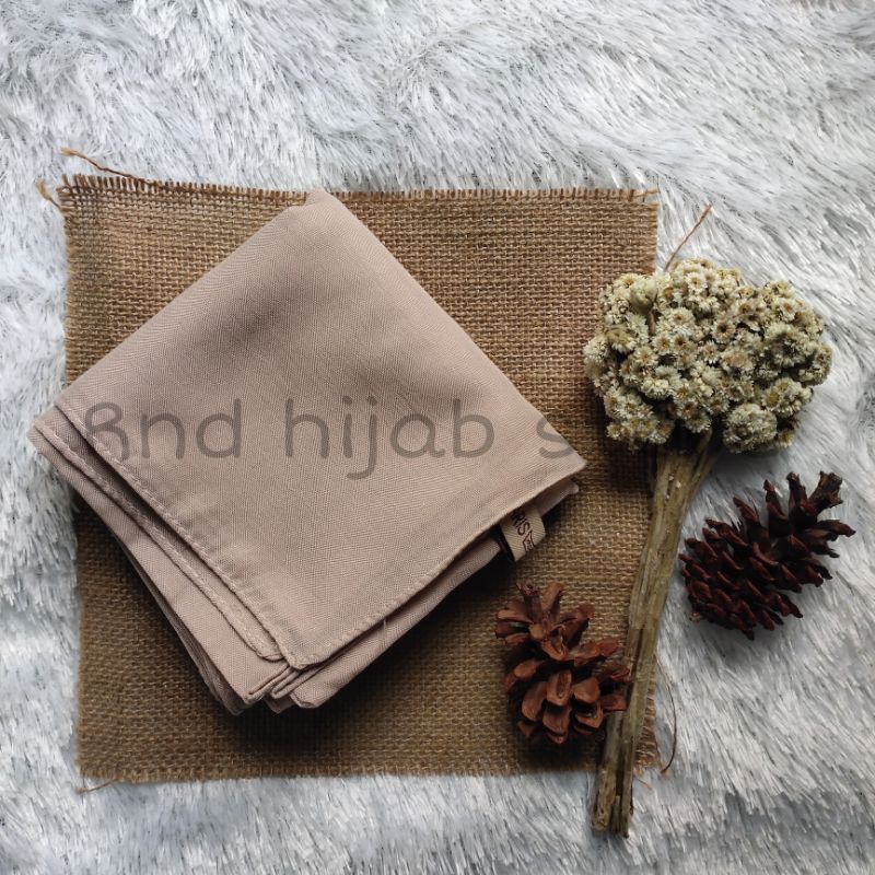 Hijab Segiempat Paris Premium jahit tepi | Red Rose | Varisha | Bintang | Azara-Beige