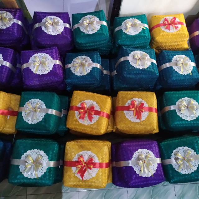 

Besek Warna Warni dan Pita 22 cm