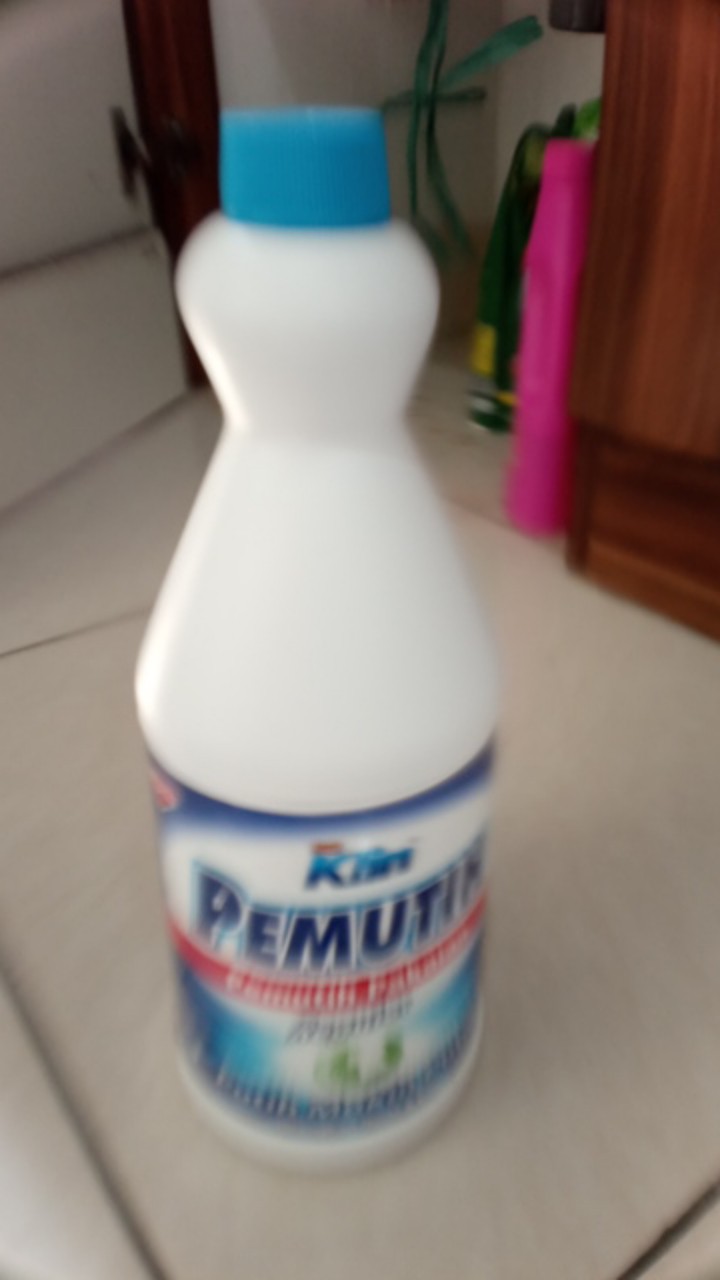 Soklin Pemutih Pakaian Botol 1 Liter