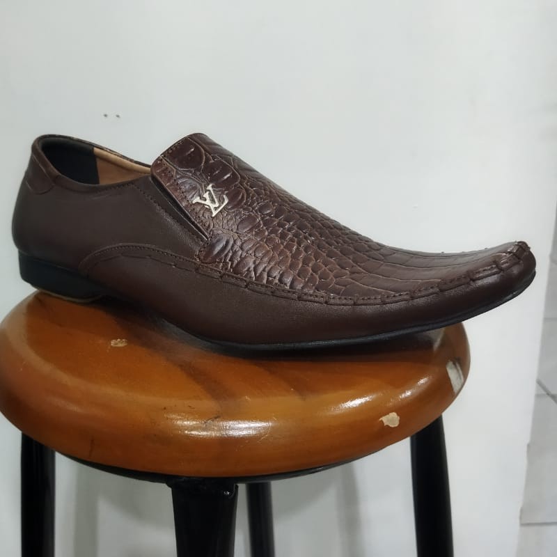 Sepatu Louis Vuitton Sepatu Louis Vuitton / Seoatu Formal / Sepatu pantofel pria / Pantofel kasual