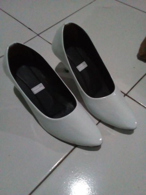 Sepatu Wanita Kantor Glossy Putih