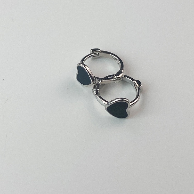 Anting Bentuk Hati Warna Hitam Gaya Retro Korea