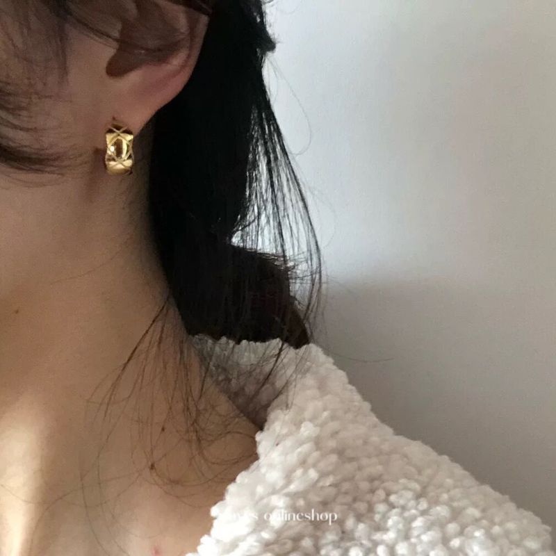 Anting Tusuk Warna Gold Gaya Elegan Untuk Wanita