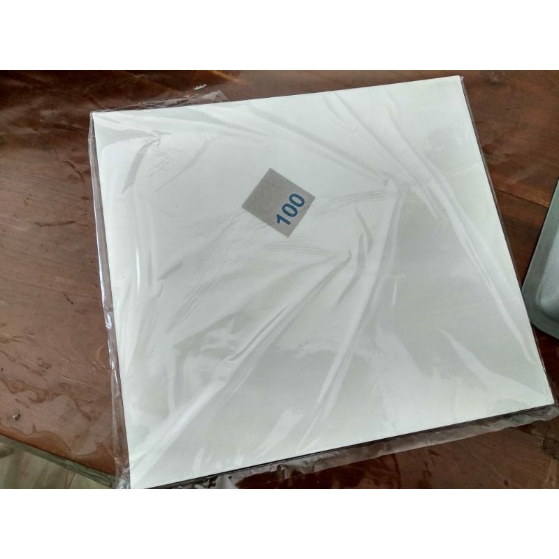 

Kertas nasi KFC ukuran 25x28 cm isi 100pc / kertas nasi kfc