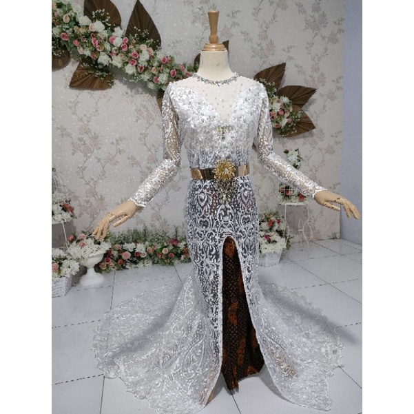 kebaya ekor