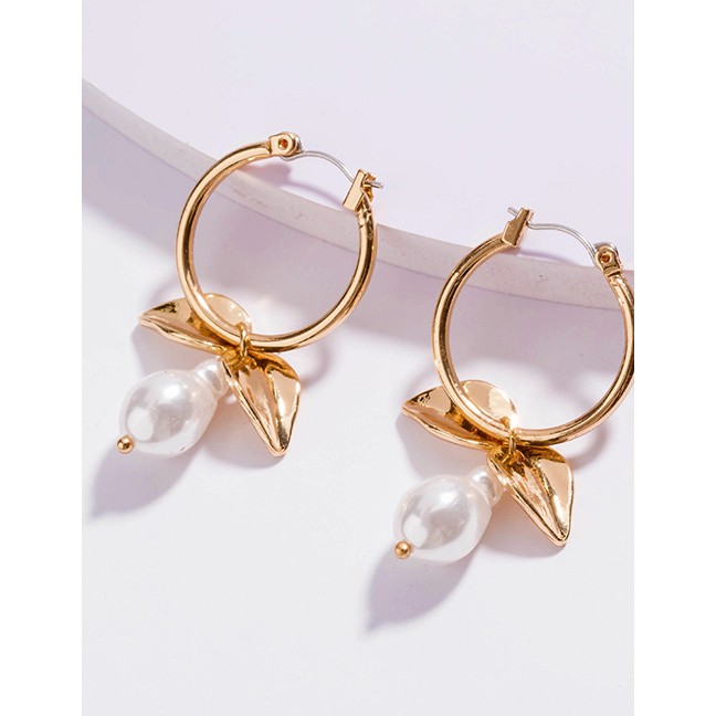 LRC Anting Tusuk Fashion Golden Color Leaf Pearl Round Alloy Earrings P03033