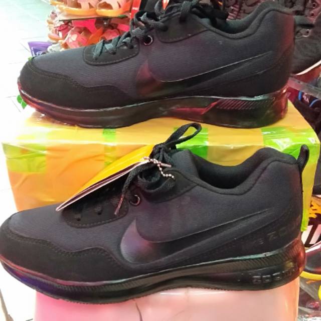 Sepatu nike hitam polos.buat anak laki dan perempuan.