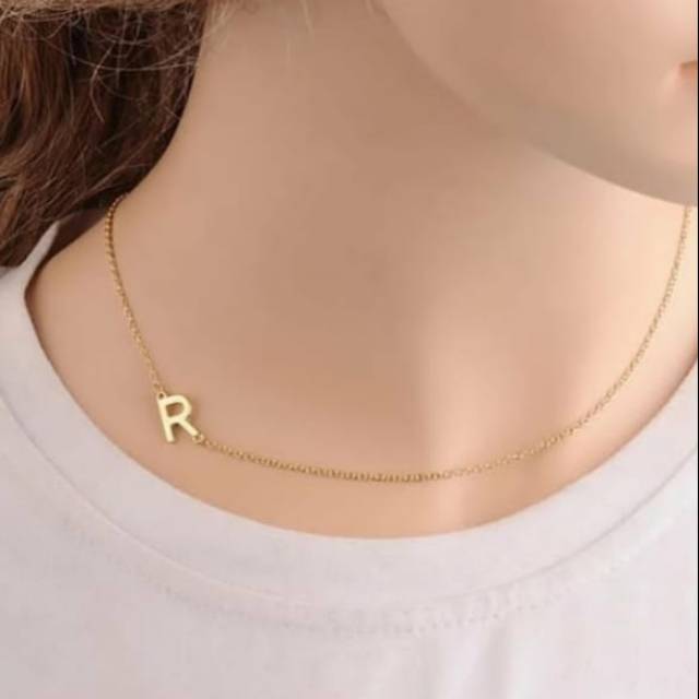 Kalung inisial nama lapis emas.  Kalung abjad
