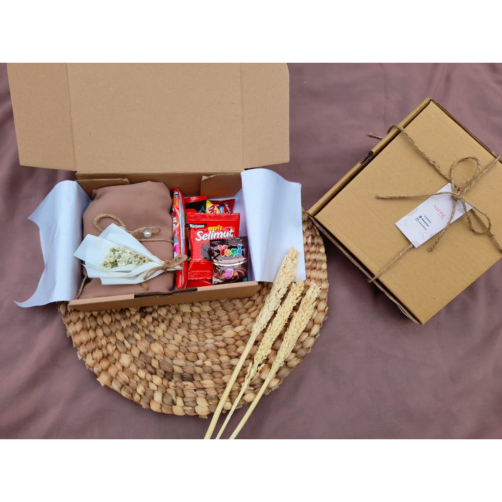 

Hampers Hijab Snack Produktif Kado Ulang Tahun Wisuda Anniversary